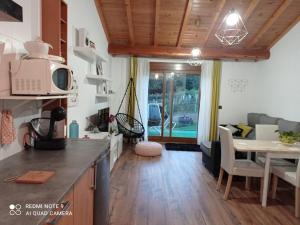 eine Küche und ein Wohnzimmer mit einem Tisch und einem Esszimmer in der Unterkunft AlmadeMencía in Pontevedra