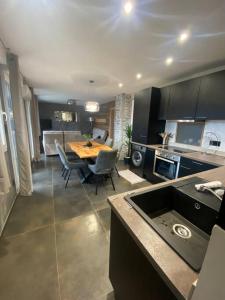 a kitchen and dining room with a table and chairs at La reine appartement pour deux personnes avec magnifique vue et jacuzzi in Gérardmer