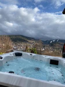 Üldine mäevaade või majutusasutusest La reine appartement pour deux personnes avec magnifique vue et jacuzzi pildistatud vaade