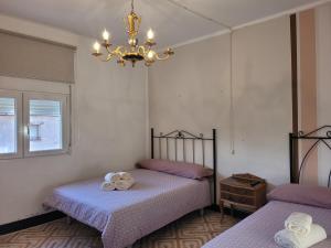 Tempat tidur dalam kamar di Casa rural L´Amparo -3 espigas- Categoría superior-15 personas