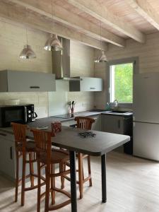 a kitchen with a table and chairs in a room at La Petite Maison-Les logis d'Agaliaure in Château-Verdun