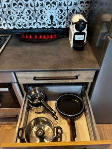 een fornuis met potten en pannen erop bij Central Apartment in Bydgoszcz +10 foto's