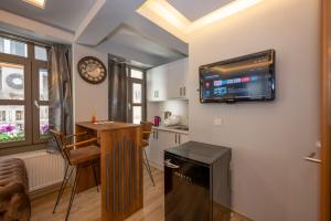 een woonkamer met een tv aan de muur bij Dorne Suite Taksim Hotel in Istanbul