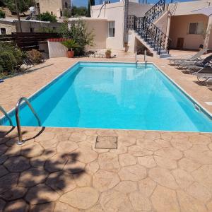 Bazén v ubytování Potamos Private Suites nebo v jeho okolí