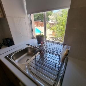 Bazén v ubytování Potamos Private Suites nebo v jeho okolí
