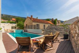 Bazén v ubytování Bol Summer Residence nebo v jeho okolí