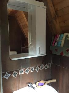 um banheiro com uma pia e um espelho em Eco kutak em Mojkovac