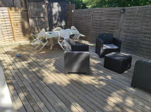 un patio amueblado con mesa y sillas en REZ DE CH avec terrasse et parking Appartement 2 ch à Lurs en Lurs