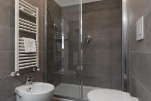 Kúpeľňa v ubytovaní Oneweek Gaeta Suites and Apartments + 37 fotografií