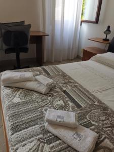 a bedroom with two beds with towels on them at Casa di Sissi in Venice