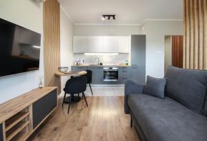 Kuchyň nebo kuchyňský kout v ubytování Apartament Warta Park Poznań - Basen Pool - Sauna - AC Klimatyzacja - Cost Free Parking - Pelikan - 24h check in