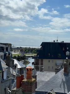 トゥルヴィル・シュル・メールにあるLe Cocooning T2 rénové et 5min à pied de la mer au cœur de Trouvilleの建物の屋根からの眺め