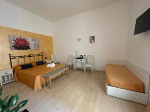 - une chambre avec 2 lits, une table et une télévision dans l'établissement AD Cavour Luxury Rooms, à Rome