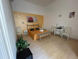 - une chambre avec un lit, une table et des chaises dans l'établissement AD Cavour Luxury Rooms, à Rome