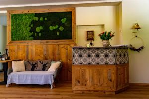 Maria Elenddie Hauswirtschaft的客厅配有长凳和绘画作品