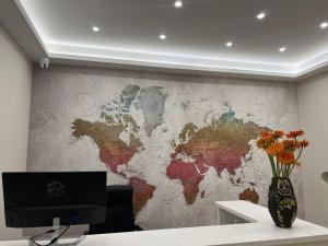 A television and/or entertainment centre at Il Tempio degli Artisti - Suites