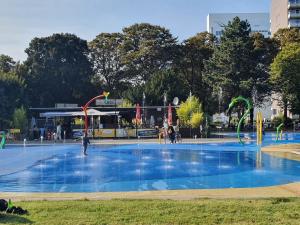 ein großes Schwimmbecken, in dem Menschen spielten in der Unterkunft CityPark Hotel in Köln