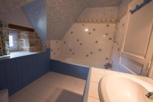 a bathroom with a bath tub and a sink at maison bretonne in Guidel