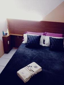 Un dormitorio con una cama con una bandeja de comida. en Pousada Flay 7 minutos do Aeroporto Florianópolis en Florianópolis