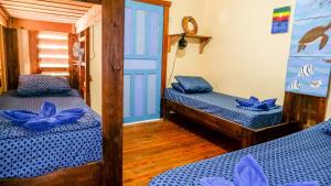 Letto o letti in una camera di Roatan Backpackers' Hostel