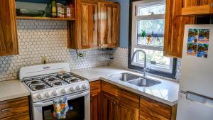 Cucina o angolo cottura di Roatan Backpackers' Hostel