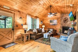 un soggiorno con divano e camino di Alone At Last a Townsend