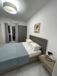 Säng eller sängar i ett rum på Apartments Adok