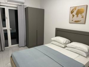Säng eller sängar i ett rum på Apartments Adok