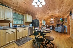 una cucina e un soggiorno con tavolo in una cabina di Alone At Last a Townsend