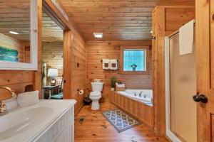 bagno in legno con vasca e servizi igienici di Alone At Last a Townsend Altre 30 foto