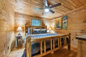 una camera con un letto in una baita di tronchi di Alone At Last a Townsend