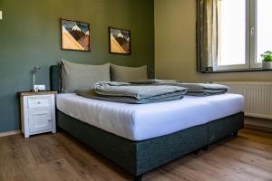 una camera da letto con un letto con lenzuola bianche di die Hauswirtschaft a Maria Elend
