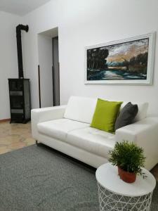 Caronia MarinaにあるDimora Damareの白いソファとテーブルのあるリビングルーム