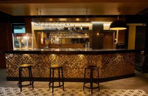 un bar dans un restaurant avec deux tabourets dans l'établissement HOTEL CIUDAD SOLAR, à Cali