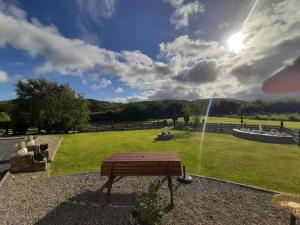 un parque con una mesa de picnic y una fuente en Greenway lodge B&B, en Achill Sound
