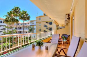 balkon ze stołem i krzesłami w obiekcie Butibamba Pool view w mieście La Cala de Mijas