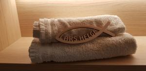a white towel with a sign on top of it at PINEA BALTIC - 2 Zimmer Apartment mit Meerblick in Pobierowo
