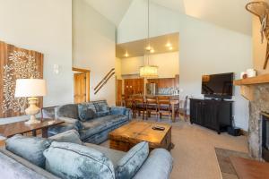- un salon avec un canapé et une table dans l'établissement 2300 Red Hawk Lodge condo, à Keystone