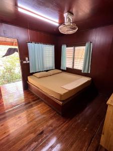Postel nebo postele na pokoji v ubytování Sandee Bungalow