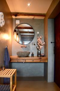 La salle de bains est pourvue d'un lavabo et d'un miroir. dans l'établissement The Sybilla Apartment - cosy and modern basement apartment, à Klaksvík