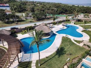 an overhead view of a swimming pool at a resort at Altamar. Lugar perfecto para ser diamante in Acapulco
