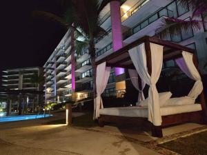a bed in front of a building at night at Altamar. Lugar perfecto para ser diamante in Acapulco