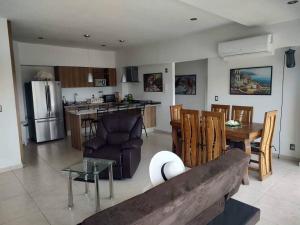 a kitchen and living room with a couch and a table at Altamar. Lugar perfecto para ser diamante in Acapulco