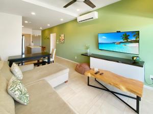 Μια τηλεόραση ή/και κέντρο ψυχαγωγίας στο SUNSET OCEAN VIEW CONDO