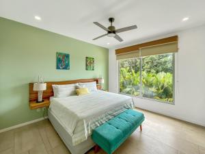 Ένα ή περισσότερα κρεβάτια σε δωμάτιο στο SUNSET OCEAN VIEW CONDO +95 φωτογραφίες