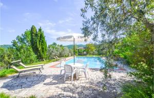 カスティリオーン・フィオレンティーノにあるAmazing Home In Castiglion Fiorentinoのテーブルと椅子とプールのあるパティオ +13枚の写真