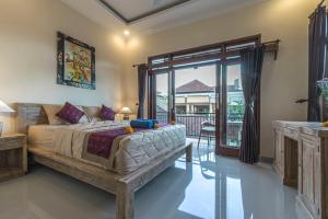 1 dormitorio con 1 cama grande y balcón en Sae sae home stay en Ubud