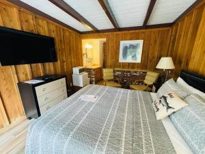 TV a/nebo společenská místnost v ubytování Riverfront Lodging