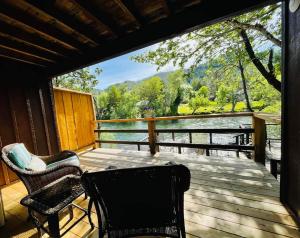 Balkón nebo terasa v ubytování Riverfront Lodging