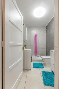 een badkamer met een toilet en een roze douchegordijn bij Beautiful apartment San Forever in Adeje